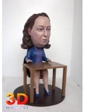 Mujer sentada y mesa 20 cm